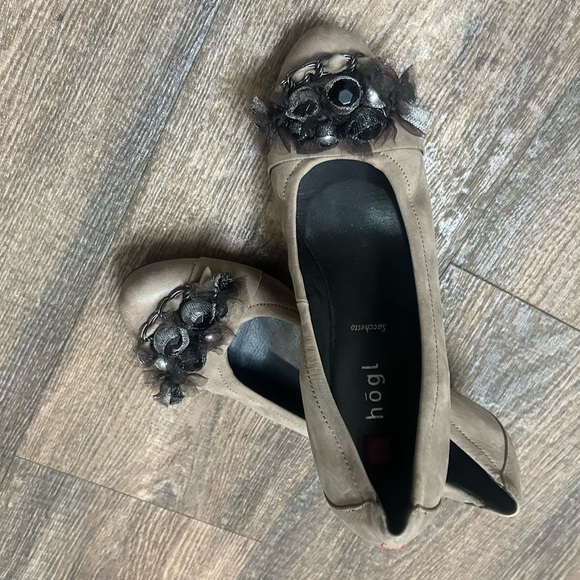 HOGL NWOT  7 Suede wedges with stone/feather embellishments - Picture 4 of 15